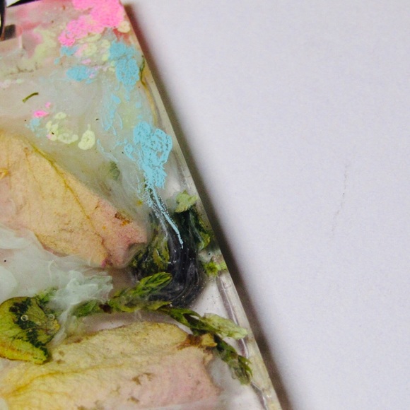 Rose petal resin pendant large bar with hole - Picture 11 of 16